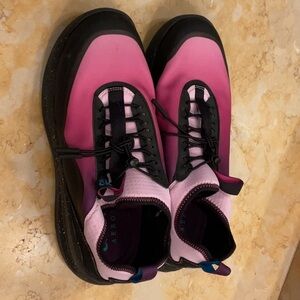 Clove women’s classic shoe